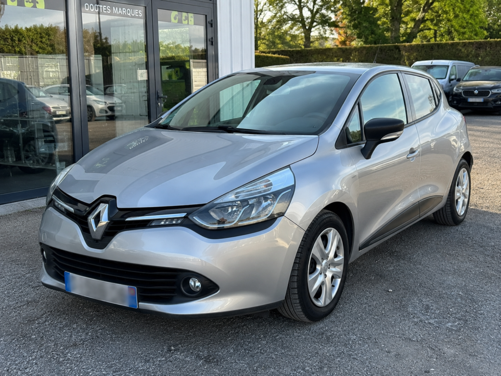 Citadine Renault d'occasion à vendre en excellent état, présentée sur un parc automobile avec plaque d'immatriculation floutée.