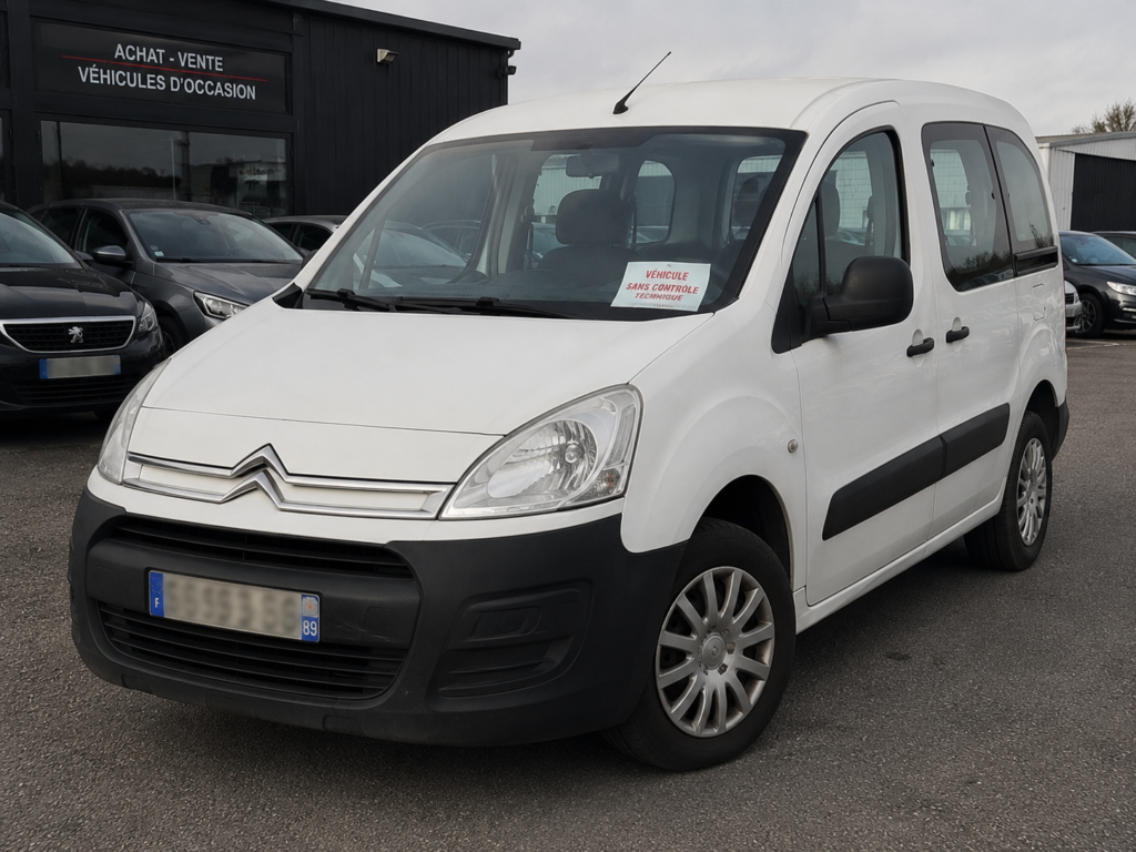 Citroën Berlingo 2015 sans contrôle technique à vendre, utilitaire d'occasion blanc avec plaque d'immatriculation floutée présenté sur un parc automobile.